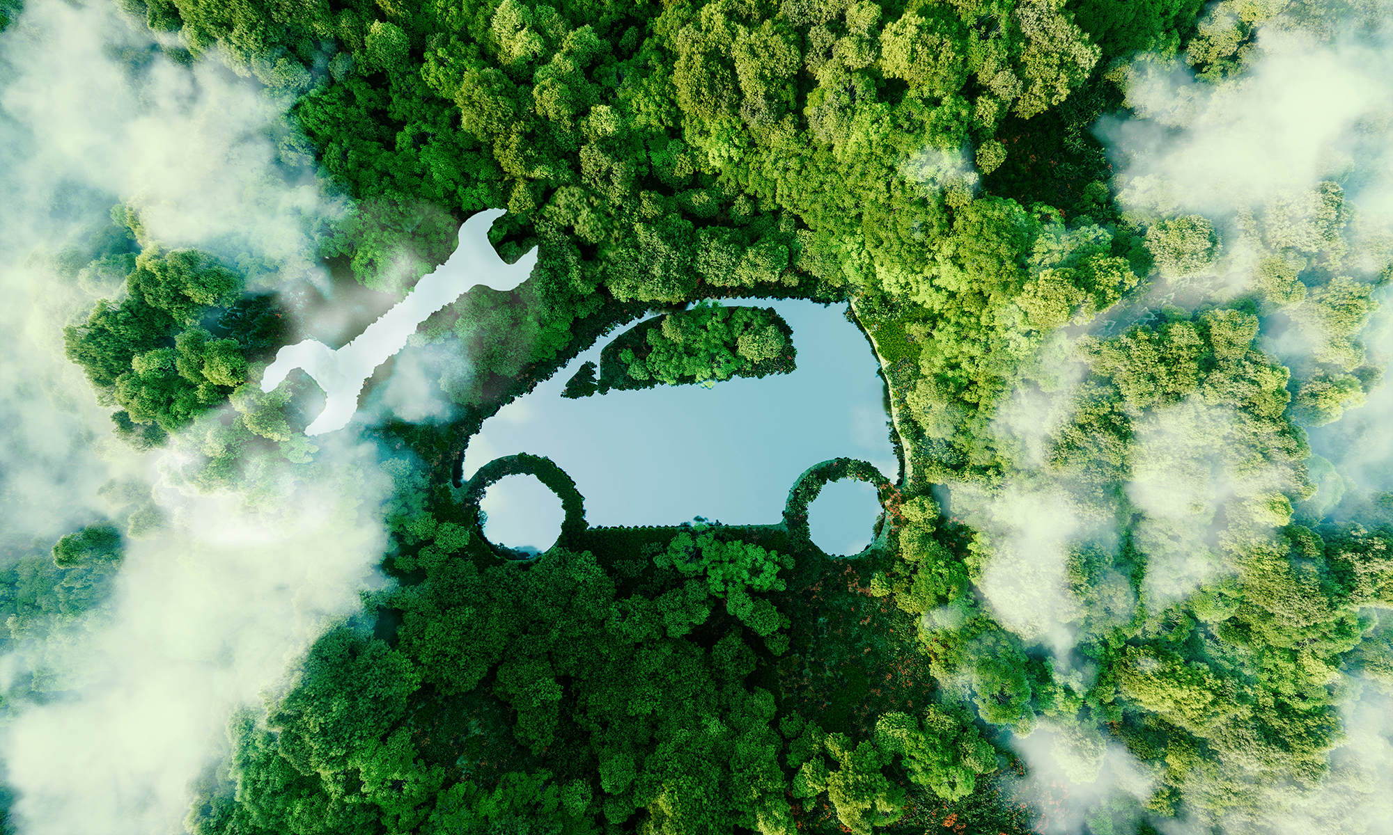 Fotomontage: Luftaufnahme eines teilweise in Wolken gehüllten, dicht bewachsenen Waldstücks aus dem die Form eines Schraubenschlüssels und die eines Autos ausgeschnitten sind.